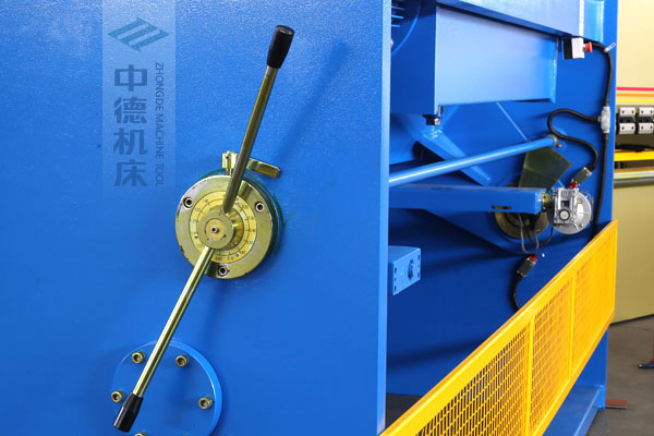 ZDSK-1632剪板機(jī)刀片間隙手動(dòng)調(diào)節(jié)器，刻度清淅，調(diào)節(jié)省力又簡便.jpg
