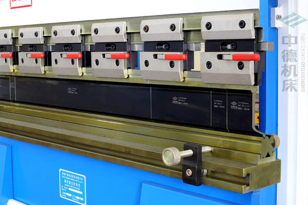 ZDPK-4015-標(biāo)準(zhǔn)分段模具并配合模具快夾，換?？焖?jpg