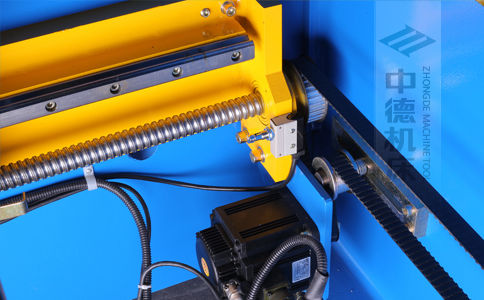 ZDPK-20032X軸配有滾珠絲桿及直線導(dǎo)軌，大功率伺服電機(jī)，鋼絲同步帶，能顯著提升X軸定位精度及速度 (2).jpg